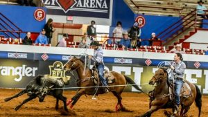 Campeão mundial de montaria vence prova de laço ao lado da esposa