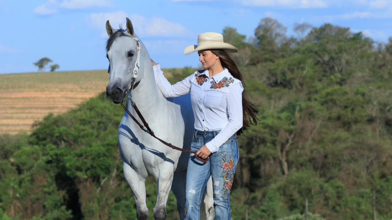Peças Cutter Jeans são as queridinhas das mulheres para ensaios fotográficos country