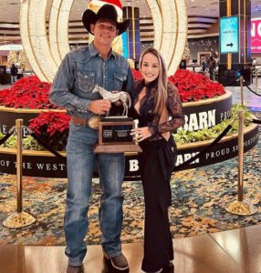 Marcos Costa recebe premiação de Melhor Animal do Laço Individual no prêmio Nutrena Horse of the Year de sua companheira “Paraguaia” – Sort a Popular