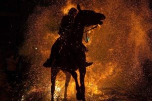 Tradição espanhola Las Luminárias protege os cavalos das epidemias