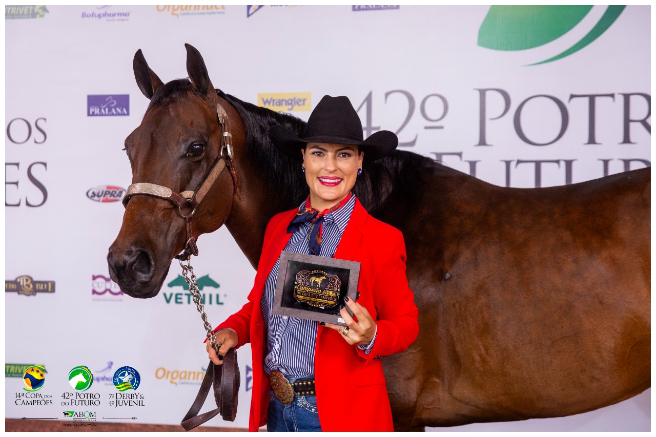 Camilla Rosário Ferreira conquista dois títulos no 14º ABQM Awards
