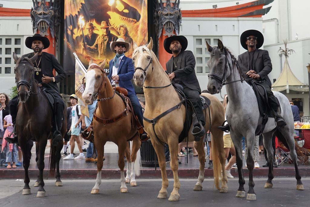 Cavaleiro das Américas desfila a cavalo pelas ruas de Los Angeles