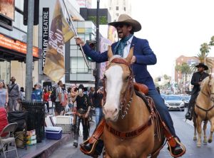 Cavaleiro das Américas desfila a cavalo pelas ruas de Los Angeles