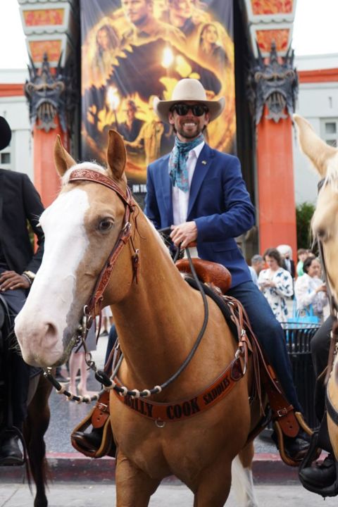 Cavaleiro das Américas desfila a cavalo pelas ruas de Los Angeles