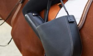 Carolina Herrera lança bolsa com inspiração no Hipismo