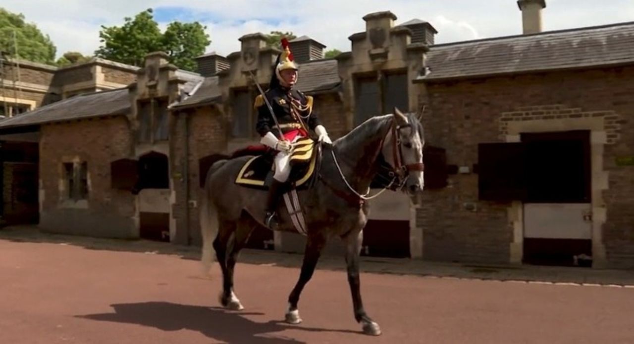 Emmanuel Macron presenteia Rainha Elizabeth II com cavalo ‘Fabuloso’