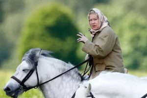 Rainha Elizabeth desobedece ordens médicas e volta a passear de cavalo