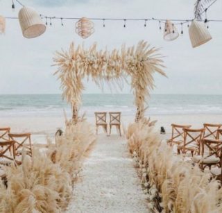 O estilo está em alta e aparece na decoração, vestido e na estrada dos noivos na cerimônia. Tudo é válido para deixar o casamento com a sua cara