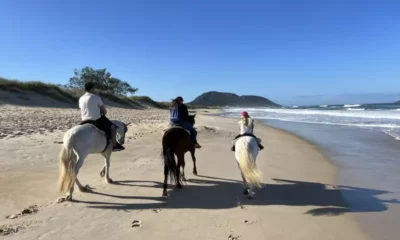 Cavalgada na praia é uma ótima opção de passeio em família