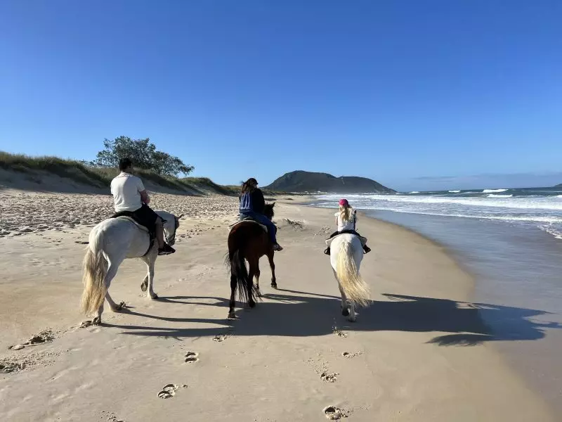Cavalgada na praia é uma ótima opção de passeio em família