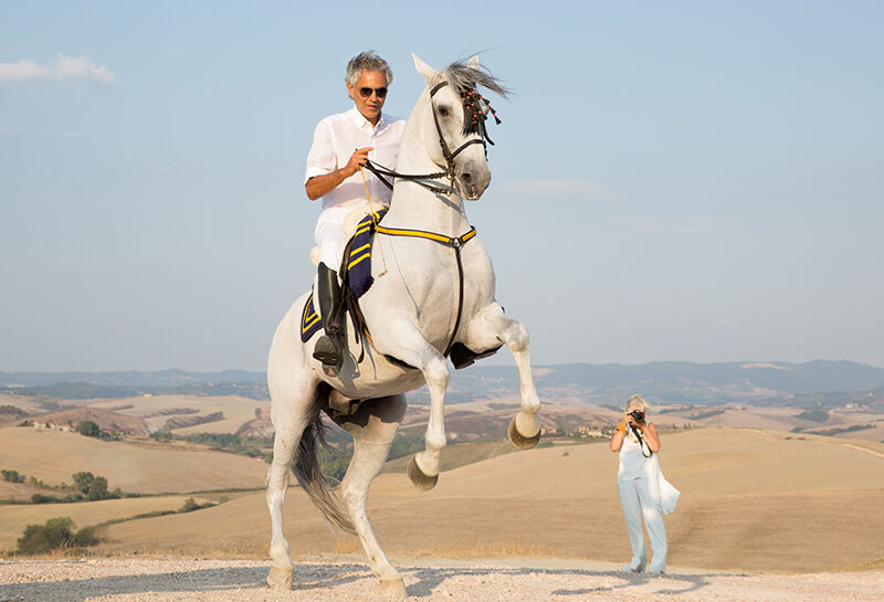 Paramont+ lança série documental com Andrea Bocelli e cavalo