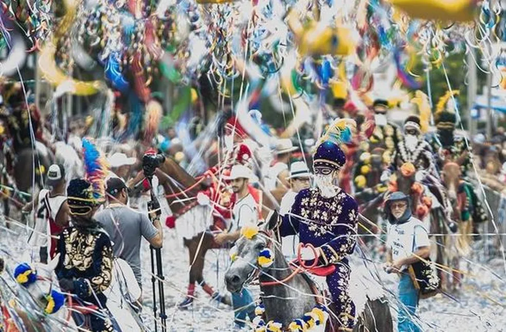 Carnaval a cavalo é tradição em Minas Gerais