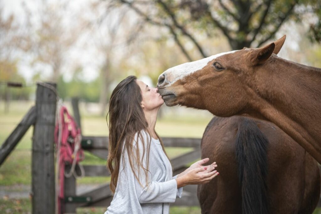 Coach argentina Gloria Juri ministra curso sobre Desenvolvimento Pessoal com Cavalos