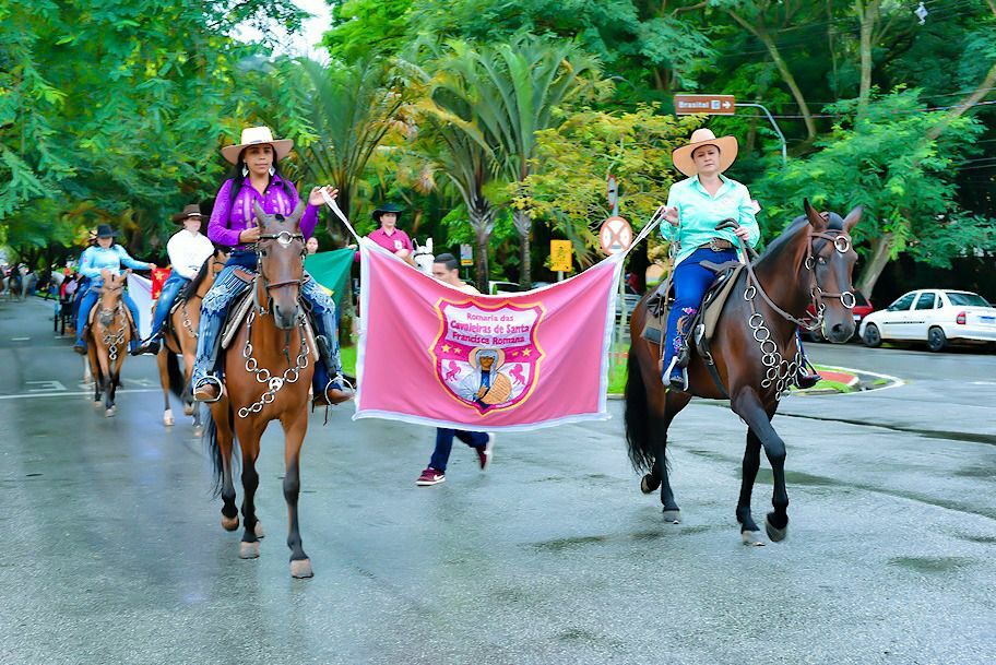 Em comemoração ao Dia da Mulher, Paulo Junqueira do Cavalgadas Brasil abre espaço para Anne Luiuse Vinson reportar uma cavalgada exclusiva para mulheres que participou na cidade