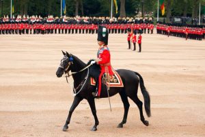 Desfile a cavalo comemora o primeiro aniversário de Charles III como rei do Reino Unido