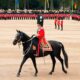 Desfile a cavalo comemora o primeiro aniversário de Charles III como rei do Reino Unido