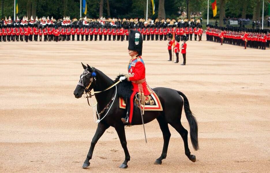 Desfile a cavalo comemora o primeiro aniversário de Charles III como rei do Reino Unido