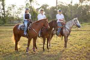 Laços que permeiam as rédeas: celebrando o Dia dos Pais no universo equestre