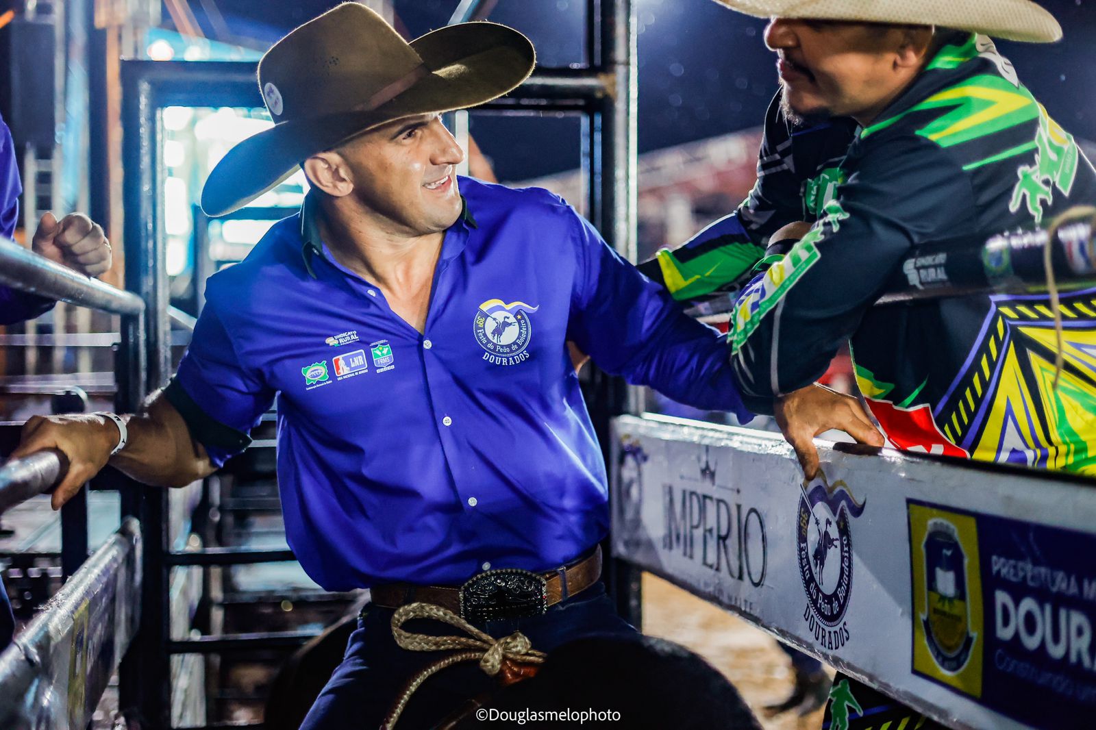 Fernando Rufino, o “Cowboy de Aço”, vence o Desafio do Bem durante o rodeio de Dourados
