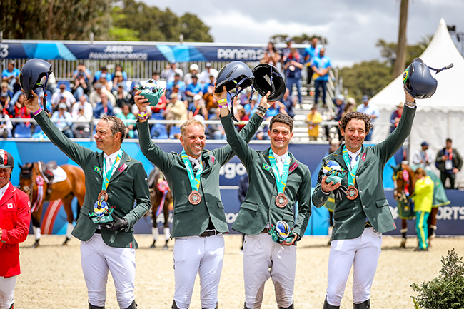 Time Brasil de Concurso Completo de Equitação conquista bronze por equipes e inédita prata individual