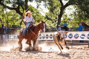 Breakaway Roping combina o charme e a força da mulher laçadora dentro e fora das pistas