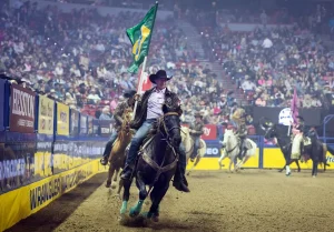 Junior Nogueira inicia busca pelo tri mundial durante National Finals Rodeo