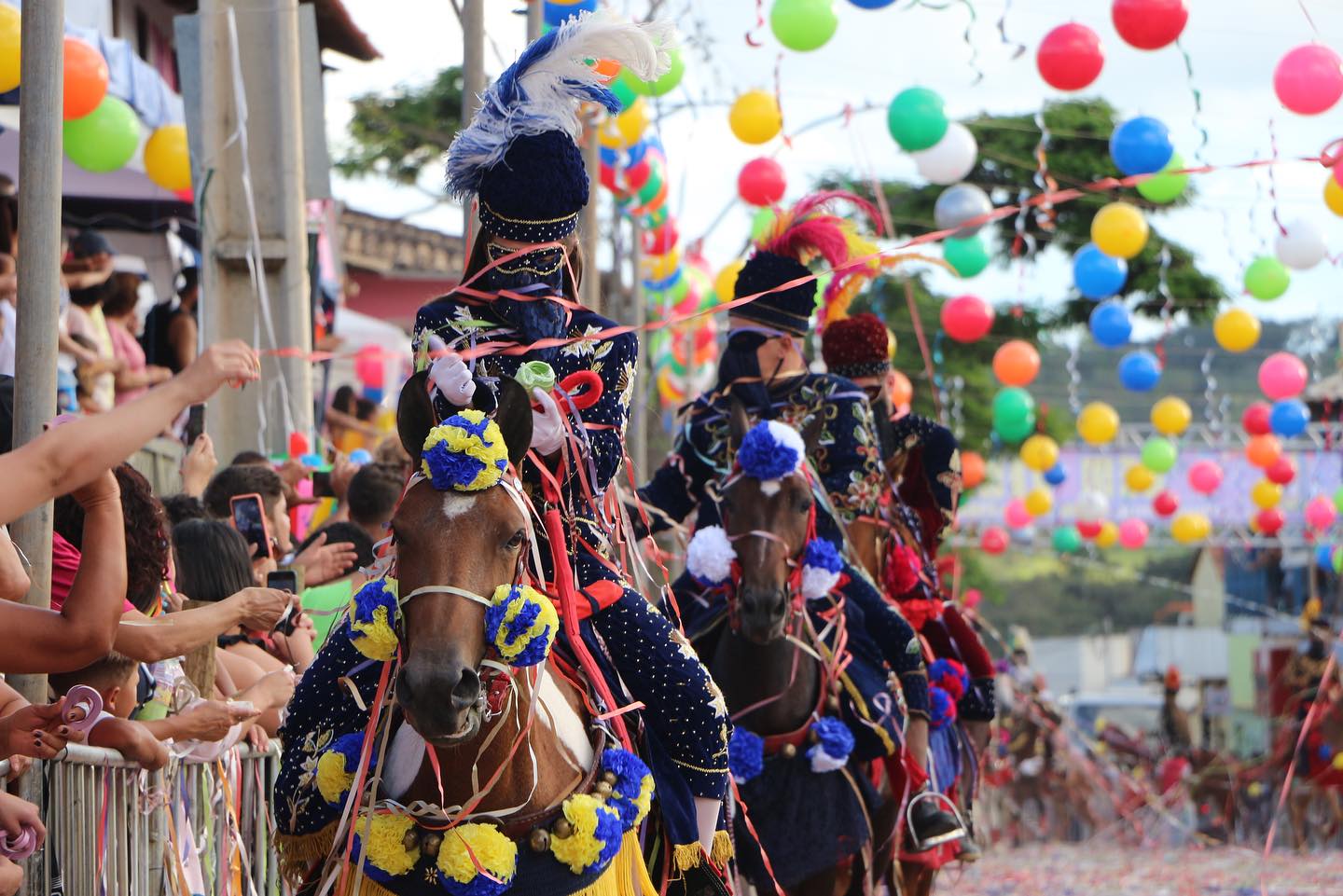 Carnaval em Bonfim (MG) resgata a cultura e tradição com desfile a cavalo