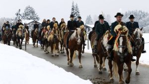 Cavalos são tradição em desfiles de Páscoa na Alemanha