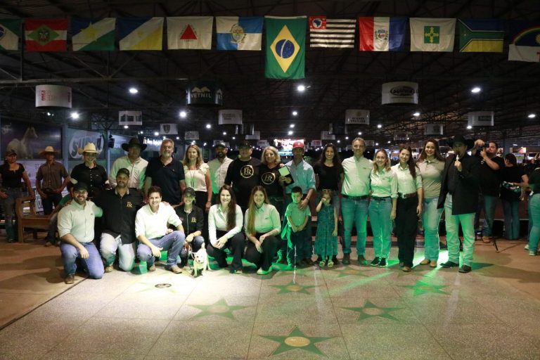 Projeto Calçada da Fama Vetnil eterniza nova estrela da temporada 2023, no Haras Raphaela