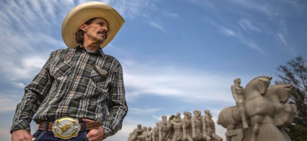 Felipe Simas será Asa Branca em novo filme que retrata a história do locutor de rodeios