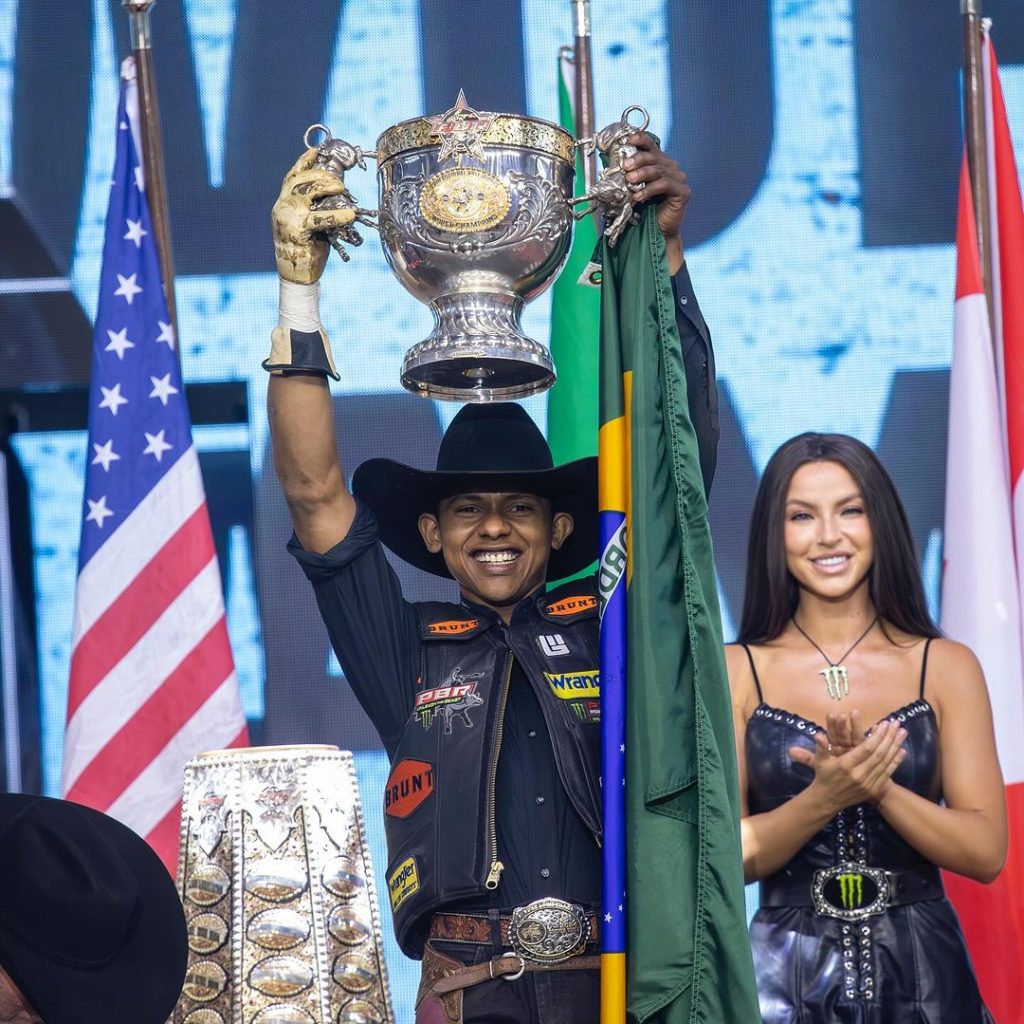 Cássio Dias é coroado campeão mundial da PBR 2024