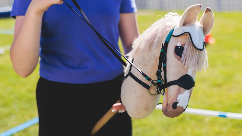 Hobby horsing: você já ouviu falar na competição de cavalos de pau?