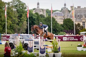 Luciana Lossio e sua Lady Louise reinam no GP4*, a 1.55m, em Chantilly, na França