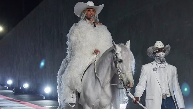 Beyoncé surge montada em cavalo em show de intervalo da NFL