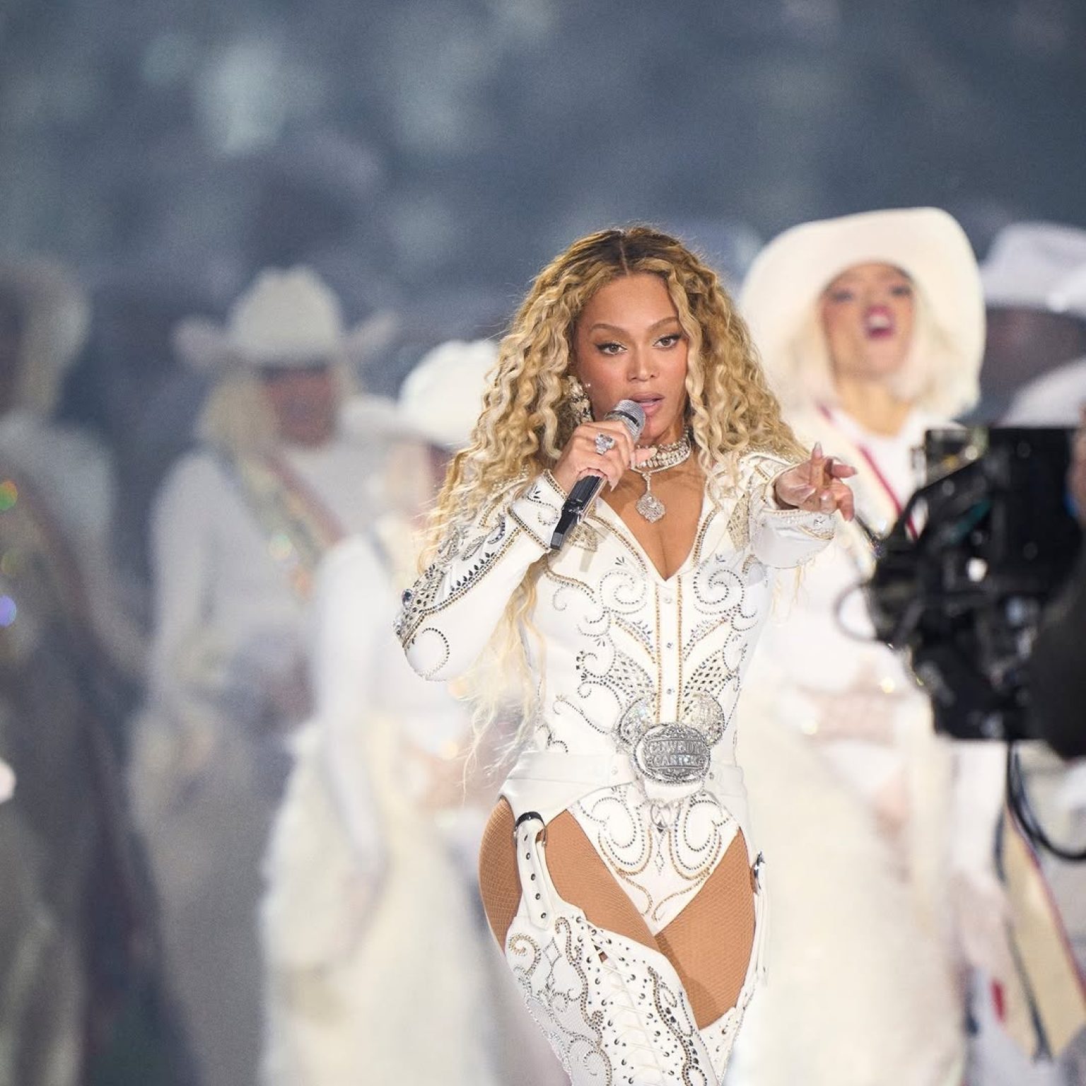 Beyoncé surge montada em cavalo em show de intervalo da NFL