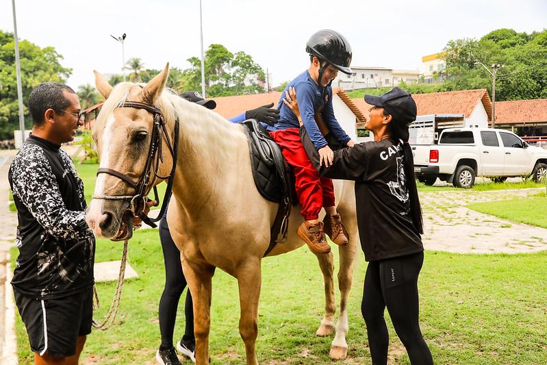 Terapia com cavalos da PM vem transformando vidas com inclusão e reabilitação no Amazonas