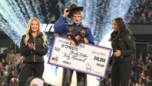 Brady Fielder leva a melhor na etapa da PBR em Chicago e garante a premiação do evento