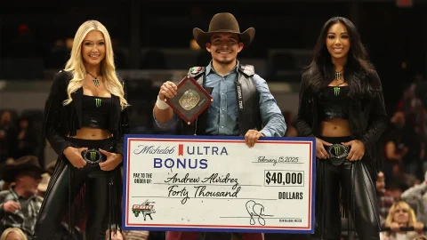 Andrew Alvidrez vence o Ariat PBR Indianapolis, apresentado pela Cooper Tires, diante de uma multidão lotada no Gainbridge Fieldhouse, passando para o 7º lugar do mundo