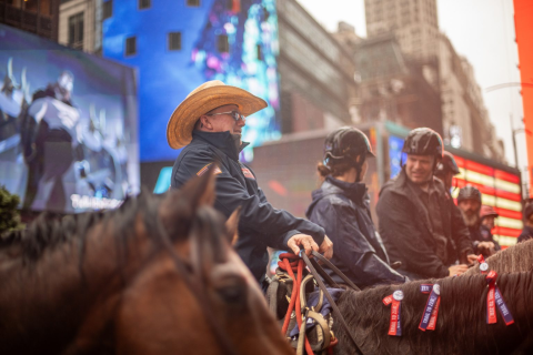 Cavalgada pelas ruas de Manhattan chama atenção pelo objetivo
