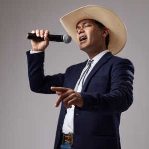 Locutor de rodeio volta a narrar após um tempo parado, confirmando história de superação