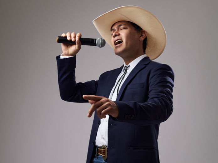 Locutor de rodeio volta a narrar após um tempo parado, confirmando história de superação