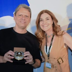 Bauru Tambor Fest entrega fivela de homenagem ao governador Tarcísio de Freitas