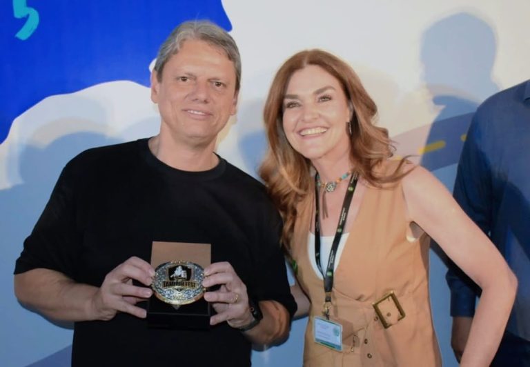 Bauru Tambor Fest entrega fivela de homenagem ao governador Tarcísio de Freitas