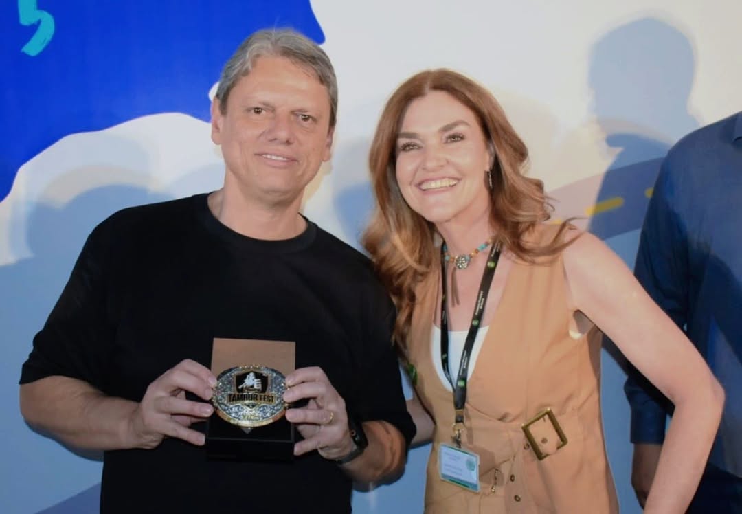 Bauru Tambor Fest entrega fivela de homenagem ao governador Tarcísio de Freitas