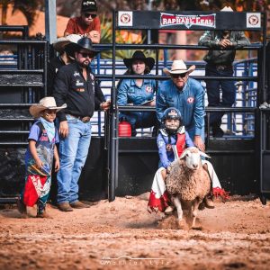 Segura peãozinho: montaria em carneiros diverte crianças no Rancho do Peãozinho em Barretos