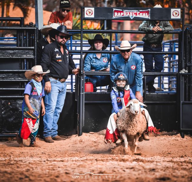 Segura peãozinho: montaria em carneiros diverte crianças no Rancho do Peãozinho em Barretos