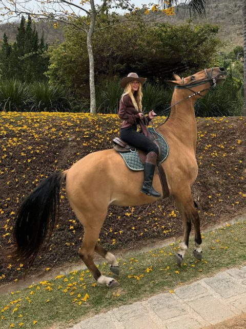 Em refúgio natural, Marina Ruy Barbosa celebra momento de paz durante passeio a cavalo