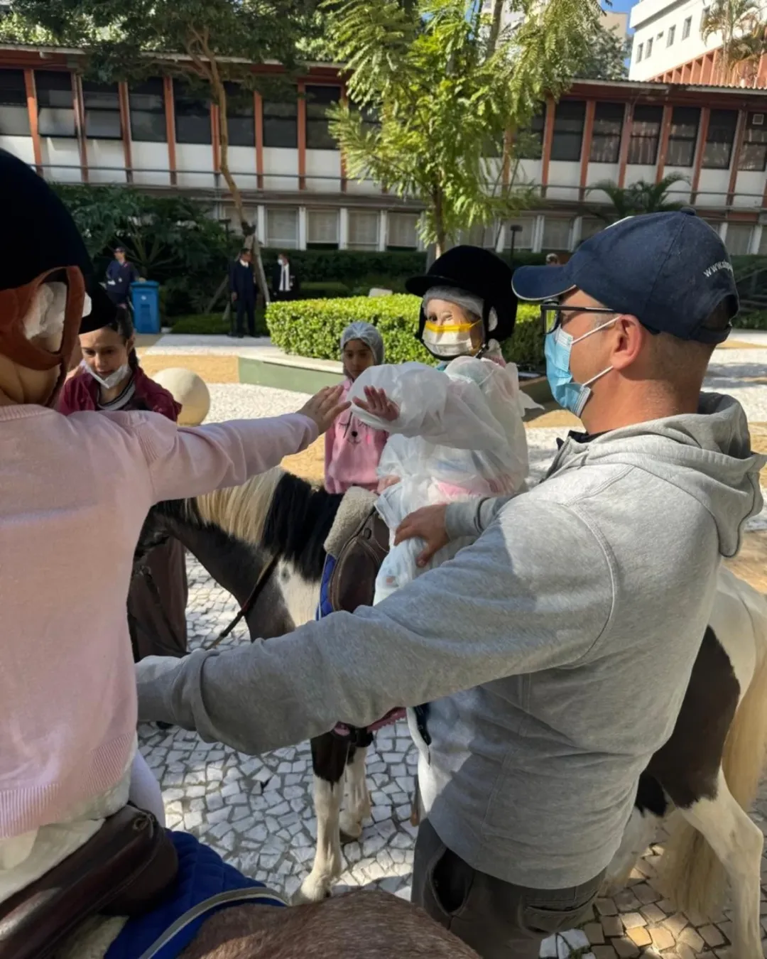 Pôneis da Equoterapia da Hípica de São Paulo levam alegria a crianças em tratamento no A.C.Camargo