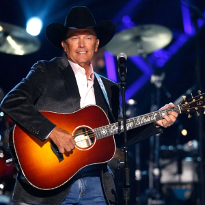 Parece que a lenda viva George Strait não vai se aposentar tão cedo