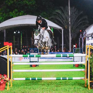 Jovem talento Rafael Bosquirolli Tigre vence série principal 66º Festival Hípico Noturno em Porto Alegre
